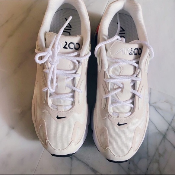 Air Max 200, multiple sizes available - Picture 3 of 9